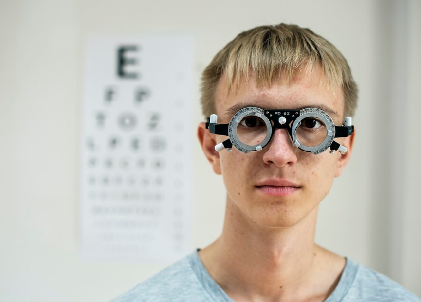 man wearing eye lenses prescription